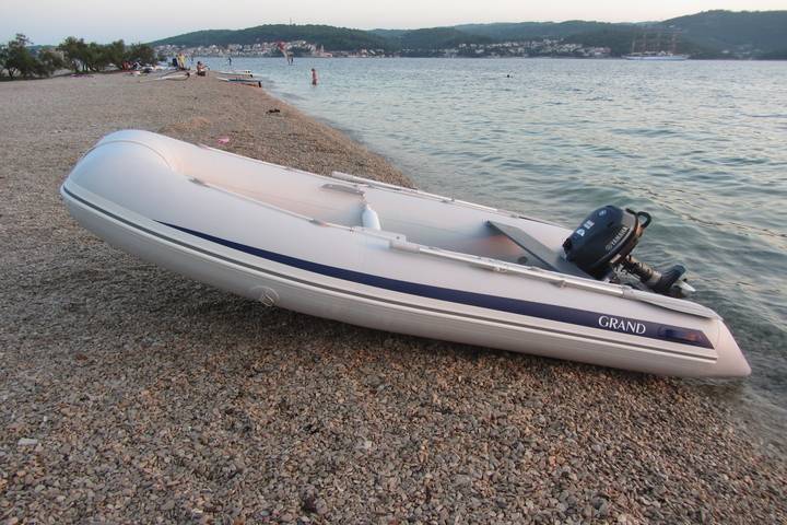 Člun z boku na pláži