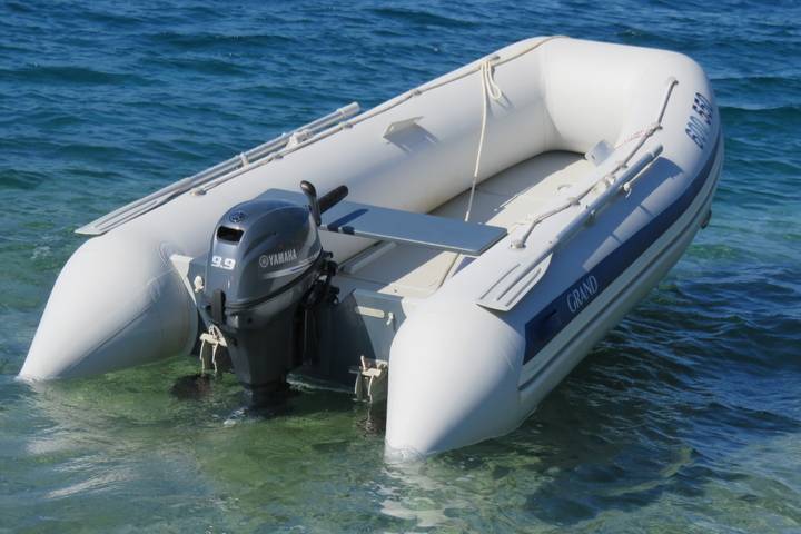 Člun ze zadu na moři