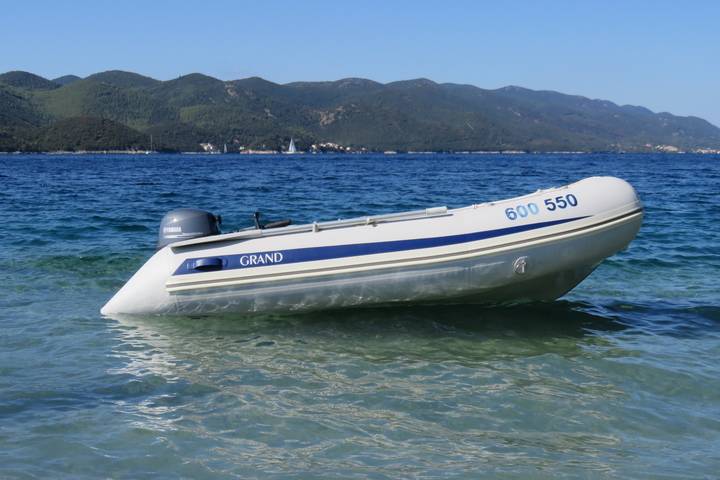 Člun z boku na moři