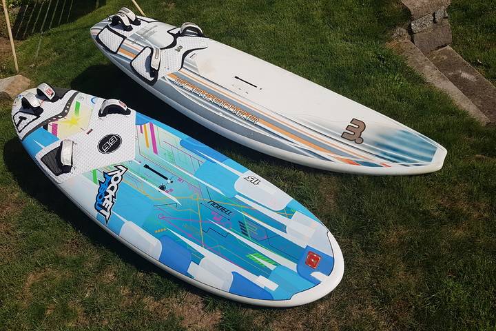 Surfy položené na trávě